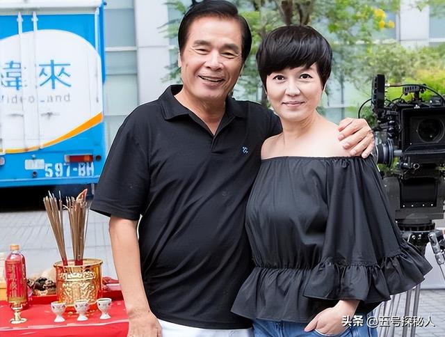 “6个老婆”同住一屋，每人每月7万零花钱，71岁还娶第七房小娇妻
