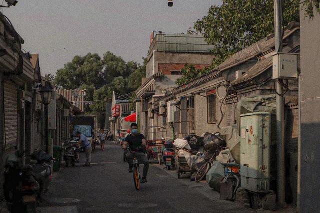 妻子去旅游了，小姨子跑来给我送饭，穿的还是她姐姐的睡衣