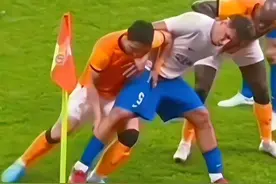 张卫回应“张卫搬腿”名场面：下意识的动作，想着赶紧拿回球权，克雷桑的大腿是真粗图片