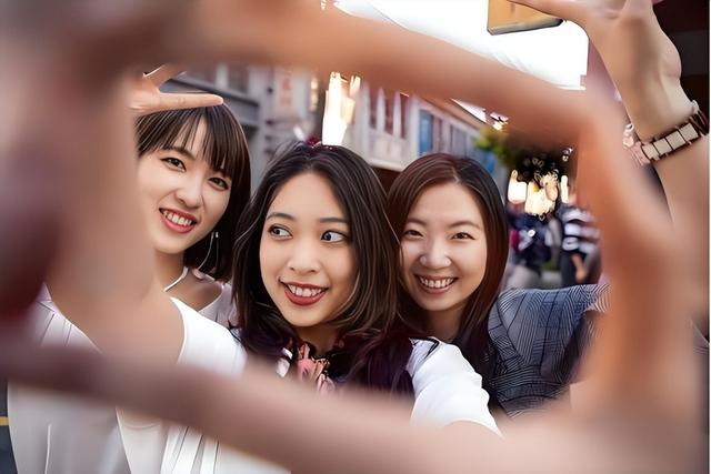 人山人海只看不买，年轻人报复性白嫖，景区赚不到钱了？