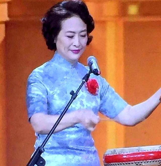 没想到他就是许娣老公，结婚40年甘当家庭煮夫，地位比许娣还高