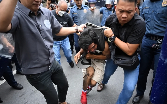 果然 ，马科斯还是栽在“腐败”上，菲警出动，17万菲军力挺民众