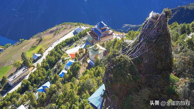 雪岭之下静土，在澜沧江峡谷之上，与梅里雪山对望的崩贡寺