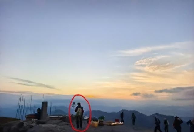 男子徒步齐云山失联第14日，被当地猎户在悬崖处发现，家属：没有生命体征，正送医