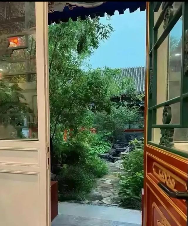 李湘在平台晒自家北京小院。大到让网友以为是景区，真的太有钱了