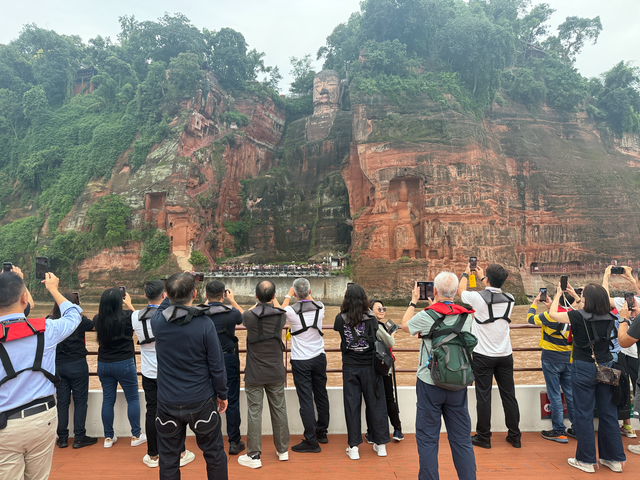 “港火”！乐山大佛迎远客，香港旅协赞不绝！