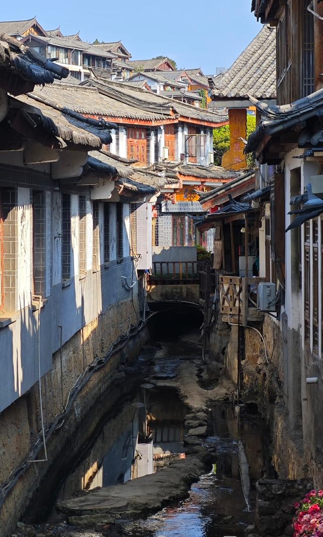 我是上海人游丽江古城，主街商业化浓，去束河古镇享清静更舒服
