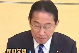日本首相吃“福岛海鲜”，昧着良心说好吃，但有一个细节藏不住图片