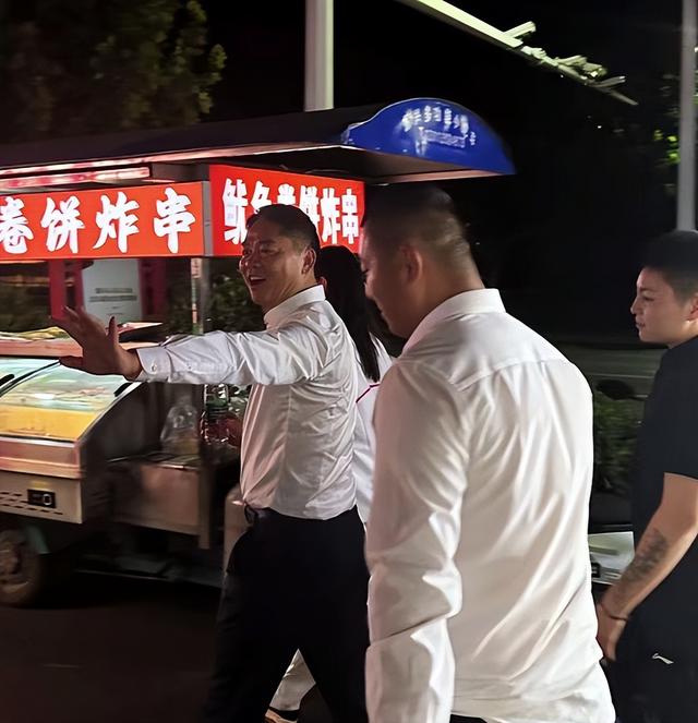 刘强东去看苏超了，喝着啤酒跳着舞，情绪好嗨，市长在旁边吹喇叭