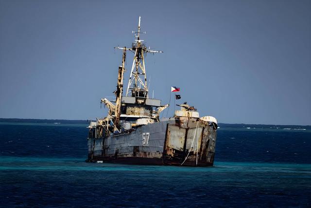 趴在中国仁爱礁9000多天的菲律宾军舰	，如今已经再也拖不走了！