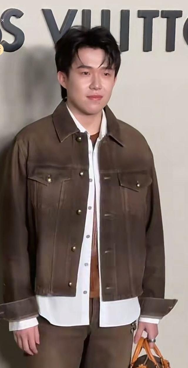 这一夜	，全程冷脸、穿蓬蓬裙的巩俐，让所有人见识了她的江湖地位