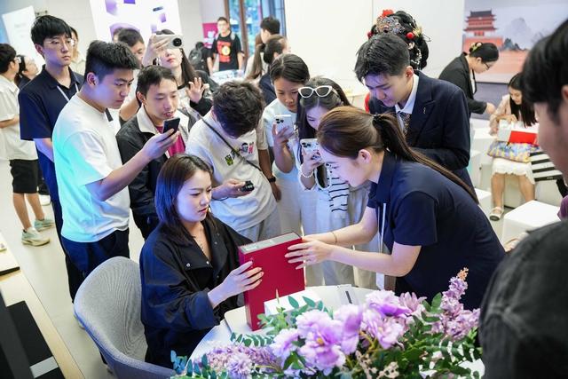 华为Mate XTs线下销售火爆，大量用户排队抢购