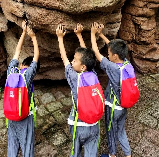 老大一笑，老二就闹？逃离北京的自闭症三胞胎，最近遇上了新烦恼