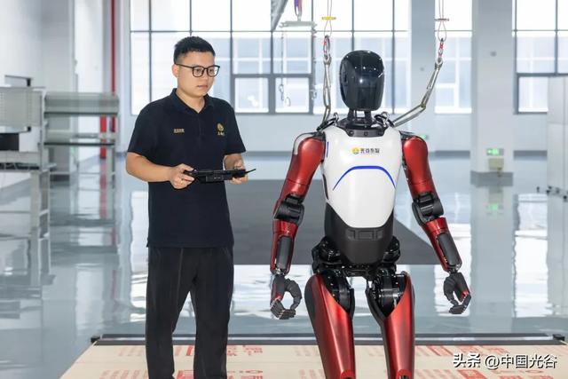 光谷人形机器人亮相央视：打太极、冲咖啡、指挥演奏“十项全能”，工厂已投产
