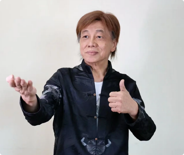 梁小龙去世不到24小时	，恶心的一幕发生了，成龙发文吊唁字字催泪