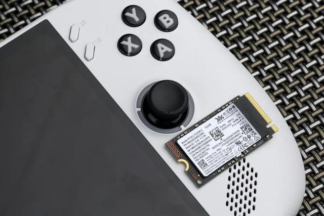 配备长江存储PC411 SSD、畅玩《黑神话：悟空》！联想拯救者Legion Go S游戏掌机体验