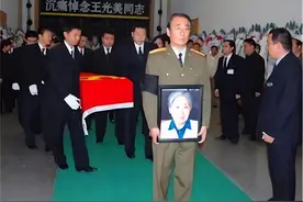 2006年，王光美葬礼，现场突然来一位特殊客人，刘源看到失声痛哭图片