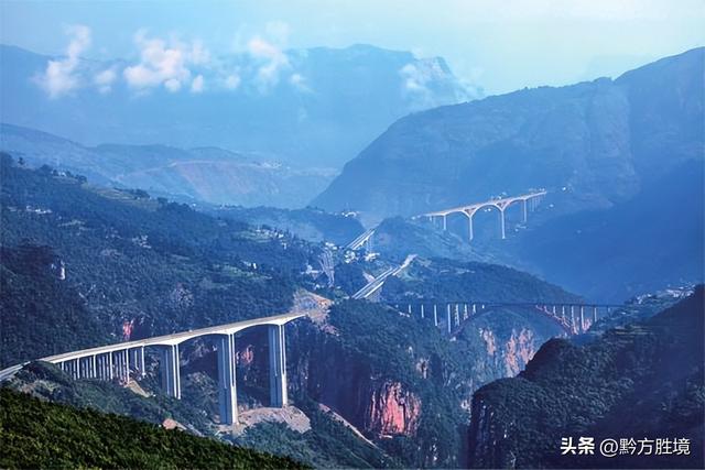 修建旅游公路，将北盘江上的大桥串联起来，必成贵州旅游新名片