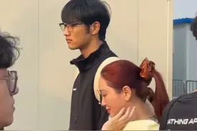 金莎和孙丞潇逛环球，打扮老气和男友像母子，孙丞潇一脸不耐烦图片