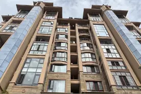 一场大风掀落整扇窗，大落地窗大飘窗还安全吗？图片