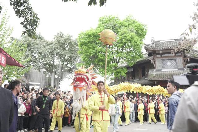 夯爆了！元通古镇清明春台会玩出新潮范儿