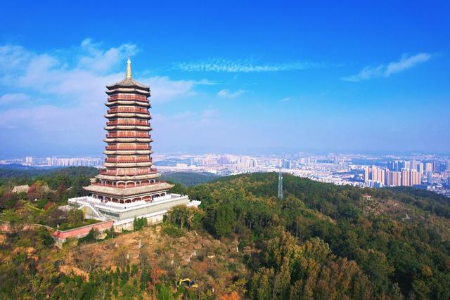 云南曲靖寥廓公园，环境优美，文化深厚，是俯瞰城市美景的好去处