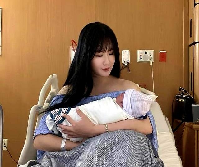 香港知名女星移居美国，豪宅背山靠海，未婚生子感情状况成谜