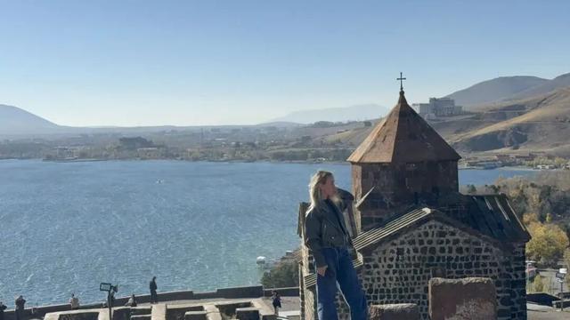 人均卡戴珊，这个忧伤又美丽的小国让我念念不忘