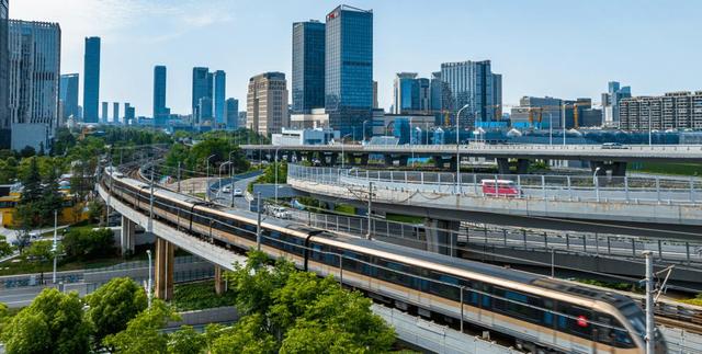武汉首发！火车变“移动酒店”！每间房都能洗澡，首发上座率95%