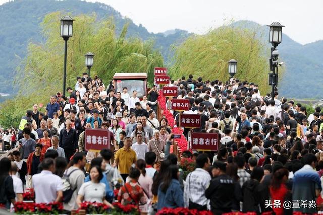 经济喊“冷”，旅游发“烧”：双节假期从打卡到“精神续命”