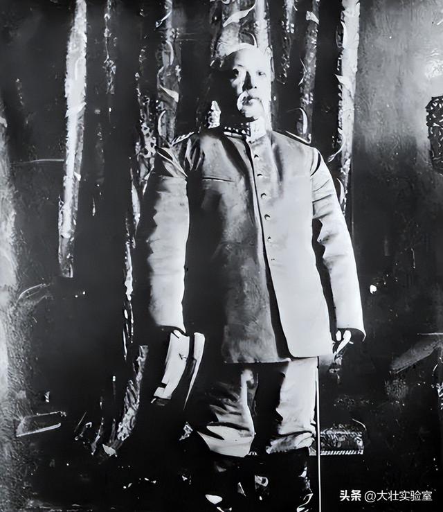 袁世凯的真实老照片：穿龙袍坐龙椅接受朝拜	，姨太太确实漂亮！