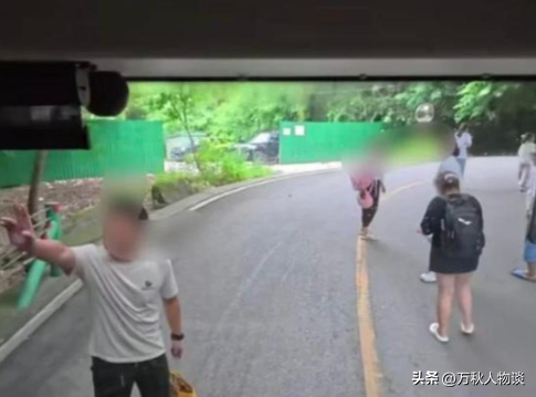 狂妄！黄果树瀑布景区一群人肉身堵车，态度十分嚣张，致交通瘫痪