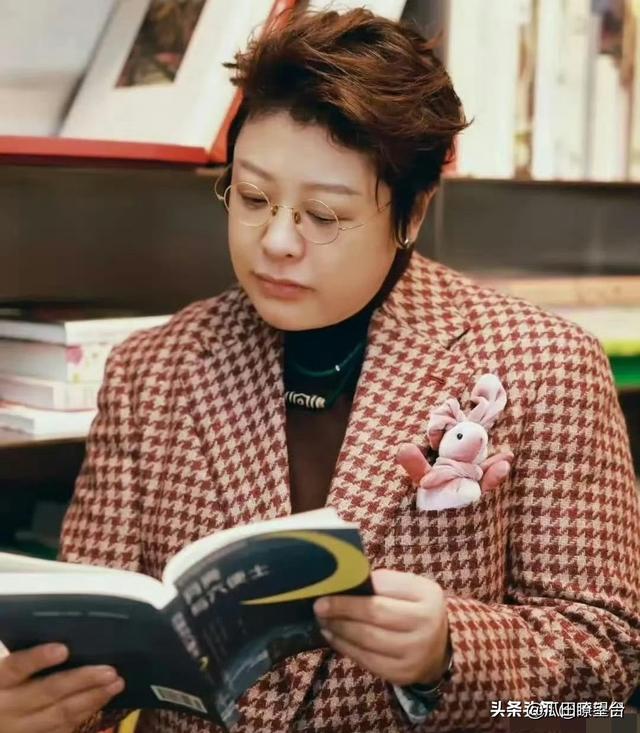 韩红减了四十斤，53岁的她确实帅气很多