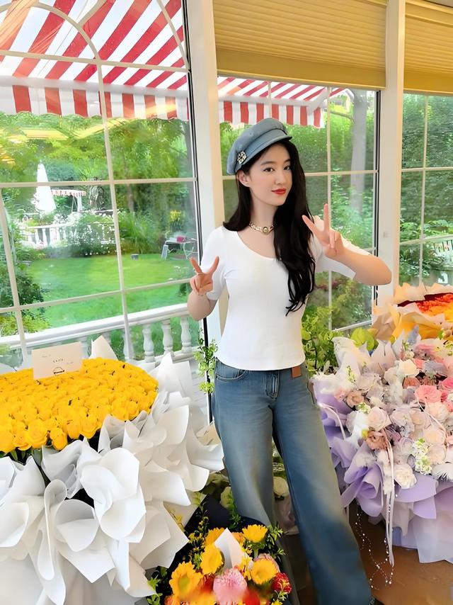 刘亦菲在家玩自拍，不料被镜子“出卖”了，网友直呼：好女人啊！