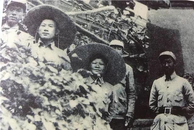 机关人员被日军包围，八路军骑兵飞马来救，带队女将25岁