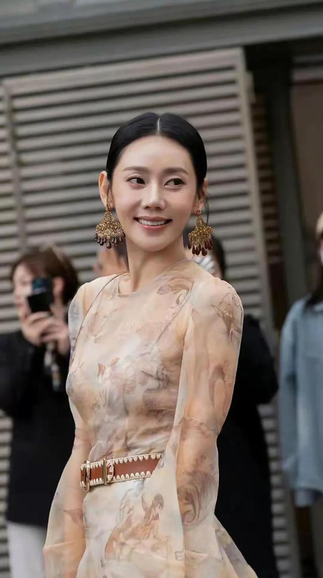 秋瓷炫：把半辈子的苦，穿成了巴黎最贵的“战袍”
