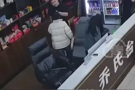 河南一男子持台球杆殴打2名女店员，打断3根球杆！律师：目无法纪严惩不贷！图片
