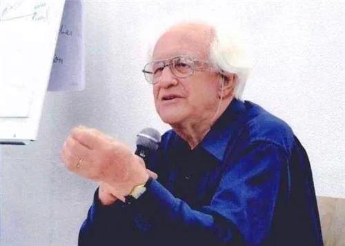 40年前，他预言苏联十年后灭亡，20年后他预言：美国在2025年崩溃