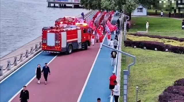 反转！老年暴走团挡道120被全网骂惨，警方介入，律师：车应让人