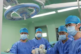 将肿瘤“饿瘦”后再进行微创手术，多学科联合作战为晚期肺癌老人带来希望图片
