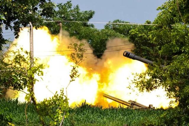 中方发布紧急撤侨通告，柬埔寨少将阵亡！为什么洪森不敢打了？