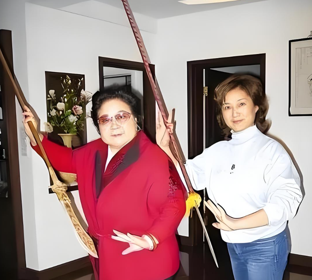 吃里爬外，永不回国？她带领30名演员选择留美，如今年过花甲归来