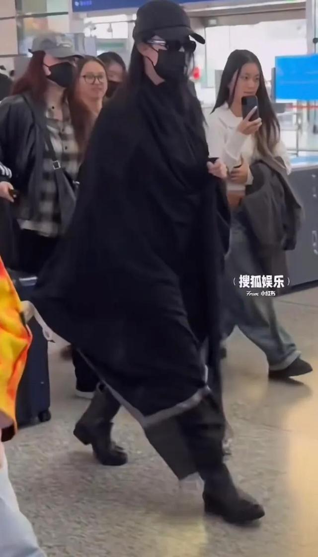 成龙主动招呼刘亦菲来合影	，她穿紧身瑜伽裤三角区不明显，她很瘦