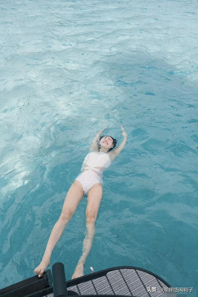 泳坛女神刘湘的假日：海边游泳拍摄写真，活力四射身材绝美！