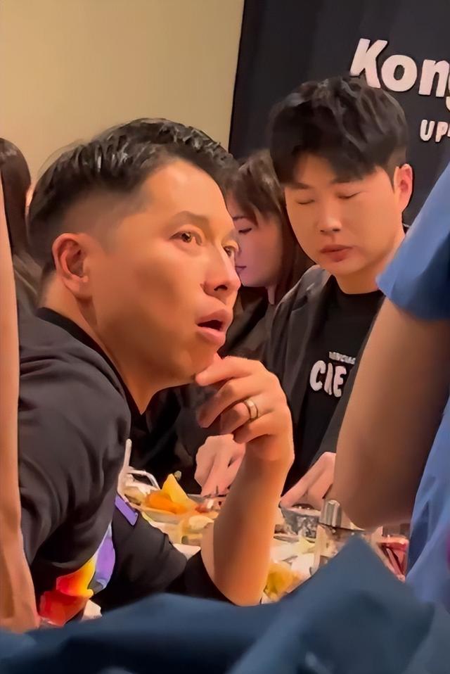 王雷李小萌北京豪宅庆生，吃仨菜被嘲小气，却因桌上的一盒烟圈粉