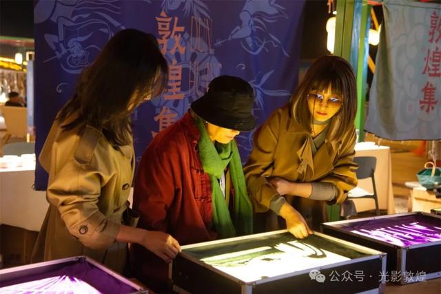 敦煌沙画惊艳亮相月牙泉“敦煌集”，引众游客围观体验