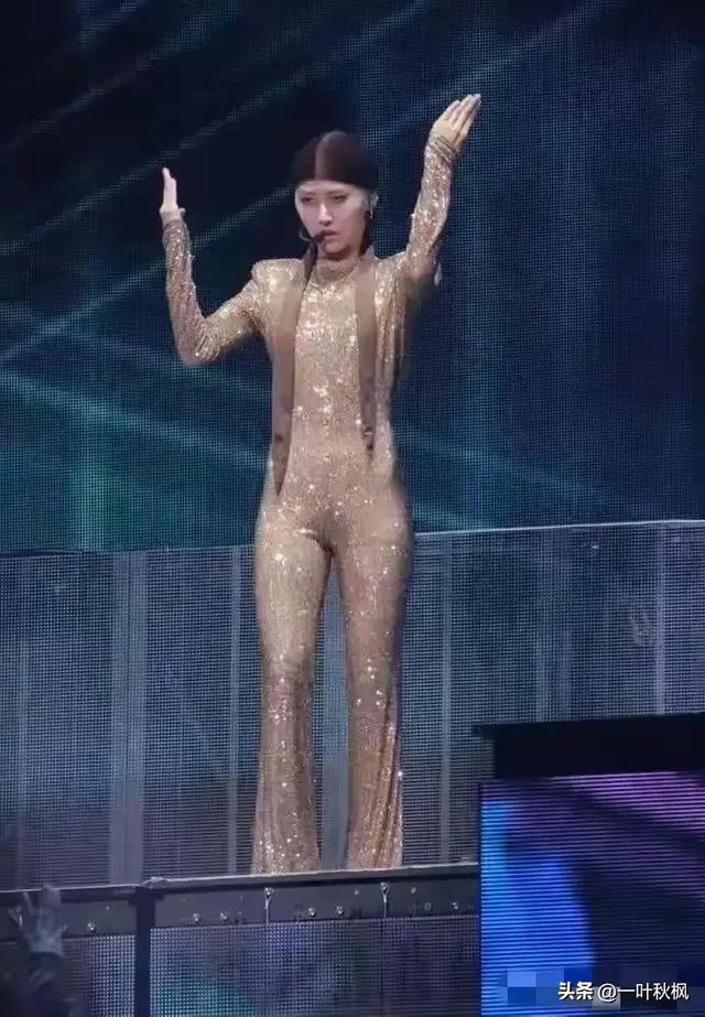 刘雨昕的身材好的离谱	，这么贴身的衣服一般人还真驾驭不了	。