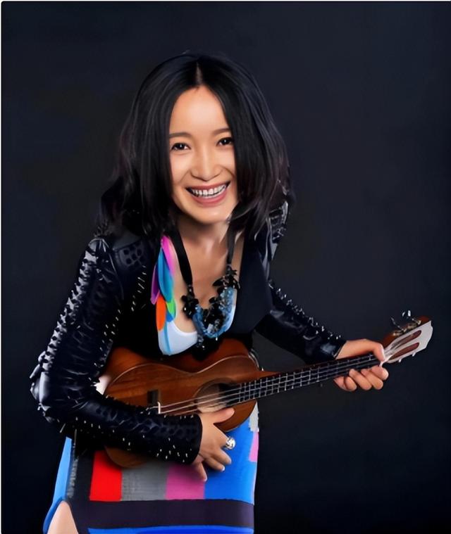 她连上5次春晚，私下却和恩师同居怀孕被骗流产，今57岁依然单身