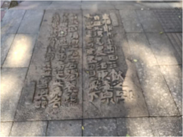 长沙人民西路的行人便道“坑坑洼洼”
