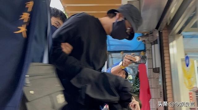 王大陆事件扩大！修杰楷、陈柏霖被上铐带走，贾静雯称孩子被吓到